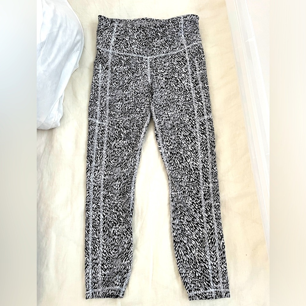 Athleta ultimate stash II leggings tight textured 7/8 in black and white size M